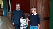 Axel Bernhardt und Gabriele Heidenreich vom Verein Musik und Kultur Heiligenberg im Schloss vor der Bühne des Alten Festsaals, den sie ...