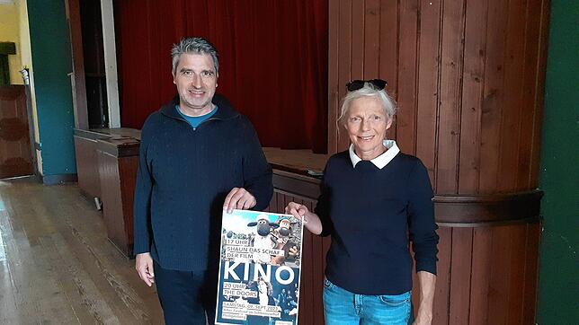 Axel Bernhardt und Gabriele Heidenreich vom Verein Musik und Kultur Heiligenberg im Schloss vor der Bühne des Alten Festsaals, den sie ...