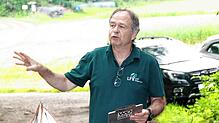 Förster Jürgen Boller-Berger (links) verabschiedet sich mit einer Waldbegehung.