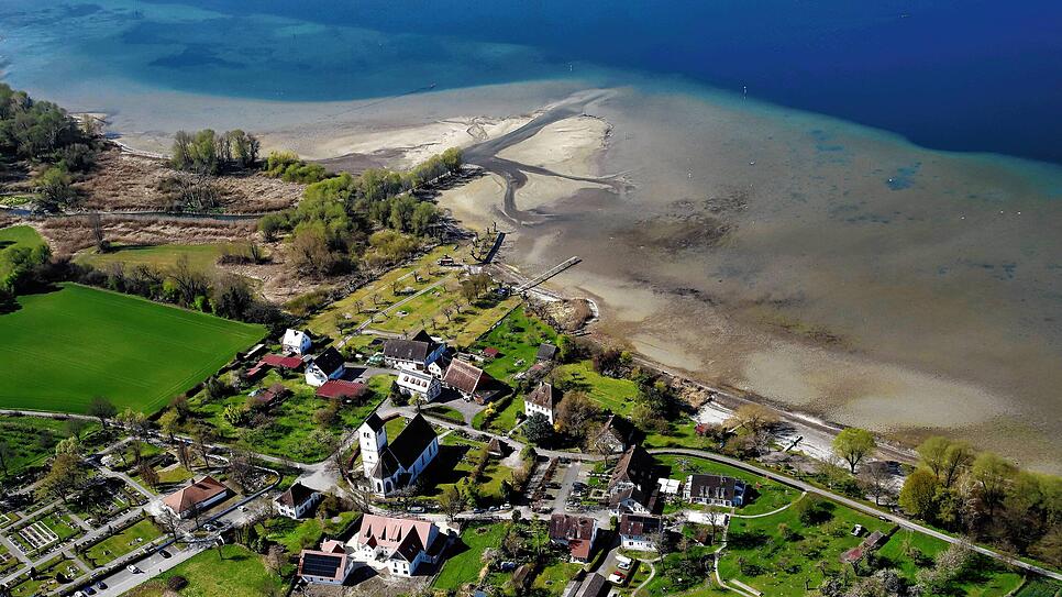 Solche Bilder gibt es um diese Jahreszeit selten. An der Mündung der Seefelder Aach bei Überlingen liegen große Teile des Bodensees ...