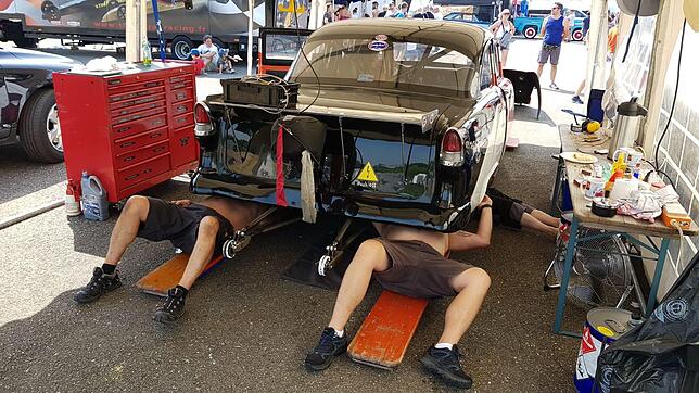 Während des Rennwochenendes in Rivanazzano/Italien: Nach Manuel Kreiters Schlingerfahrt will das Team die Hinterachse einstellen, damit ...