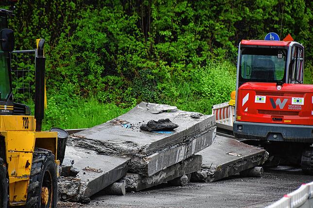 Weitere Teile des Aufbaus wurden weggehoben, aber die Brücke selbst steht noch.