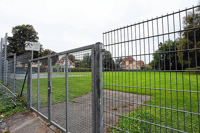 Auf dem Sportplatz des Suso-Gymnasiums soll die neue Halle sowie ein Erweiterungsbau der Schule entstehen.