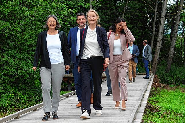Auf Stegen geht es bis ans Fluss-Ufer: Regierungspräsidentin Bärbel Schäfer (von links), Landtagsabgeordneter Niko Reith, ...