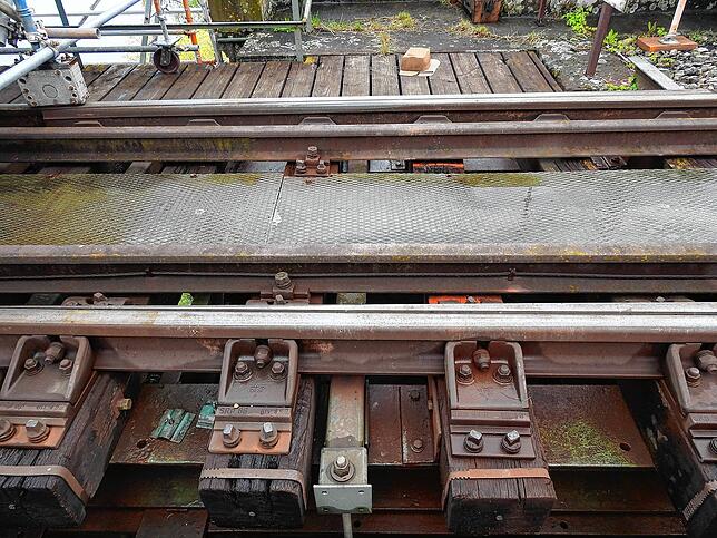 Über 100 Jahre sind die Bauteile des Gleises auf der Brücke alt. Inzwischen sind die Teile zerschlissen.