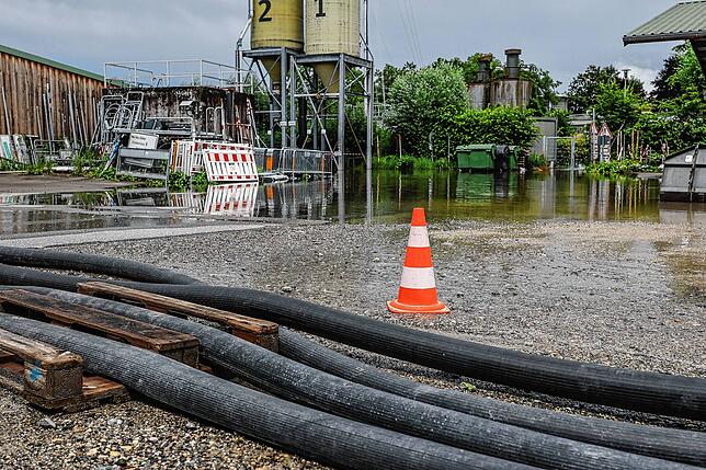 Bild 10: Abwasserkanäle kommen nicht mehr hinterher: Bilder vom heftigen Unwetter in Radolfzell