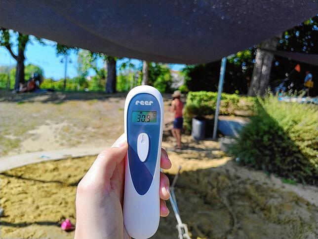 Im Sommer ist der Wasserspielplatz ein beliebter Treffpunkt. Hier hat der Sand an diesem Tag 30,9 Grad. Viel Schatten gibt es dort nicht.