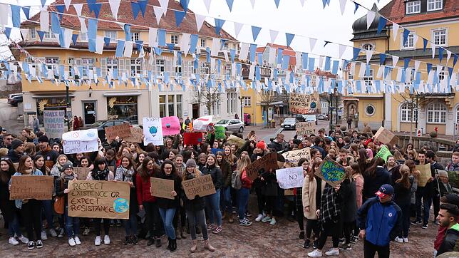 Mit Plakat und Stimme: Rund 200 Jugendliche demonstrieren am Freitagvormittag am Musikantenbrunnen vor dem Rathaus gegen Klimawandel und ...