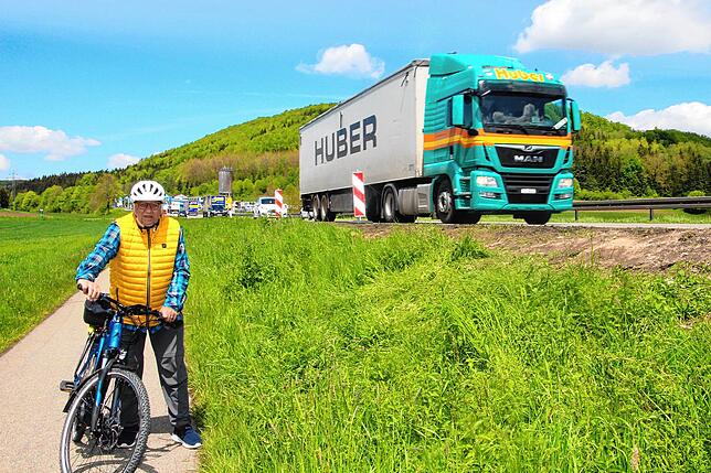Norbert Hinsch aus Blumberg macht die Gefahr deutlich: Die Böschung zwischen der B 27 und dem Fuß- und Radweg ist ganze eineinhalb Meter ...