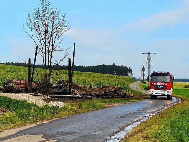 Die Feuerwehr war am Dienstag noch lange mit einer Brandwache vor Ort.