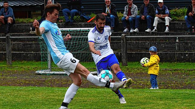 Doppelt: Ersin Demircan (auf unserem Archivbild rechts) erzielte zwei Treffer zum 4:0-Sieg des SV BW Murg gegen den VfR ...