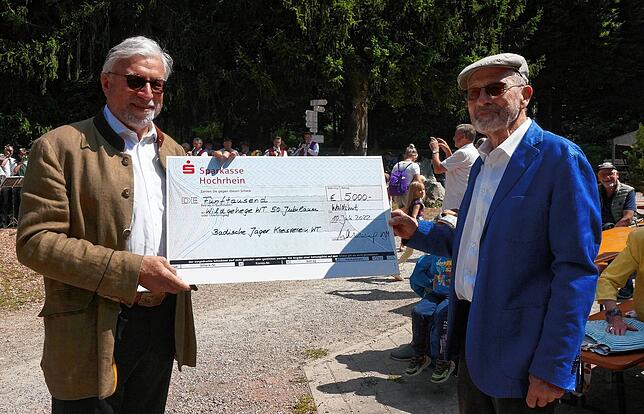 Stolze Summe: Der Jäger-Kreisverein Waldshut ist mit 5000 Euro zum Fest gekommen, Kreisjägermeister Bernd Kallup (links) überreicht ...