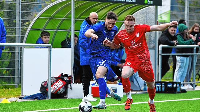 Der Möhringer Marius Kappeler (links) im Duell mit Lars Rohrer vom FC Pfaffenweiler. Der FV Möhringen und der FC Pfaffenweiler zählen zu ...