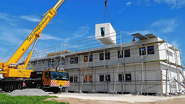 Das nächste Modul schwebt heran: Die Container-Lösung für geflüchtete Menschen im Industriegebiet von Steißlingen wächst in die Höhe. Am ...