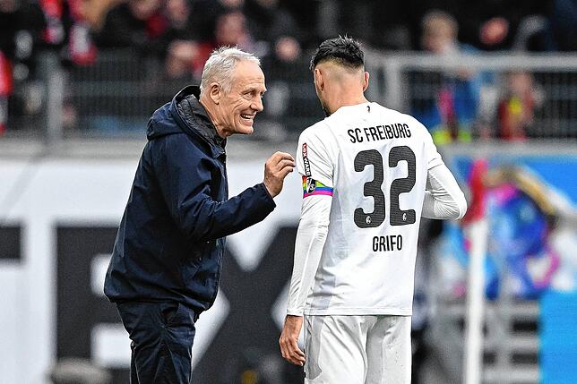 Christian Streich gibt Anweisungen an Freiburgs Vincenzo Grifo.