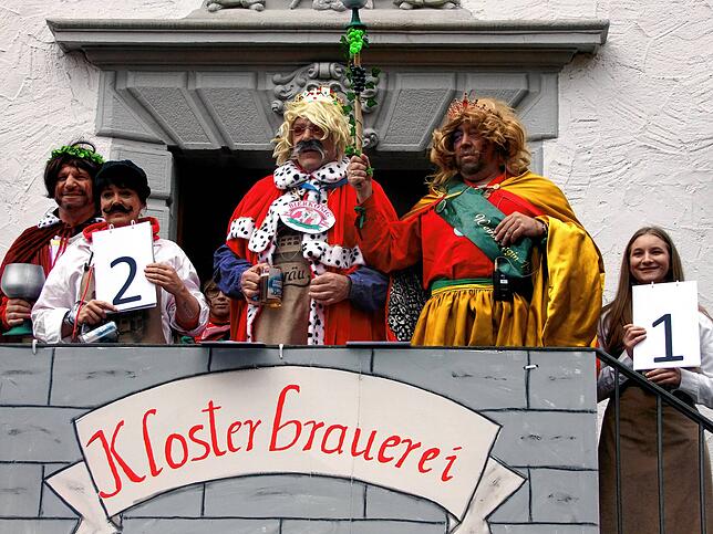Bei einem Pantomimen-Spiel erraten der Bierkönig (Bürgermeister Andreas Schmid) und die Weinkönigin (Piraten-Präsident Fuzzi Graf) Begriffe.