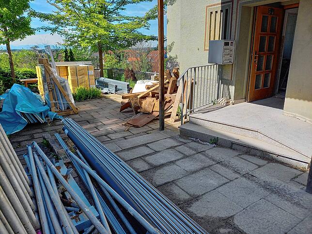 An die Außenseite der Gebäuderückseite wird ein Treppenhaus angebaut werden. Noch lagern hier die Baumaterialien.