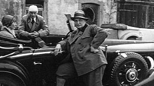 Hermann Göring vor einem Mercedes-Cabriolet, mit dem er zum Jagdrevier Rohrhof bei Hohentengen am Hochrhein fuhr. Links im Wagen seine ...