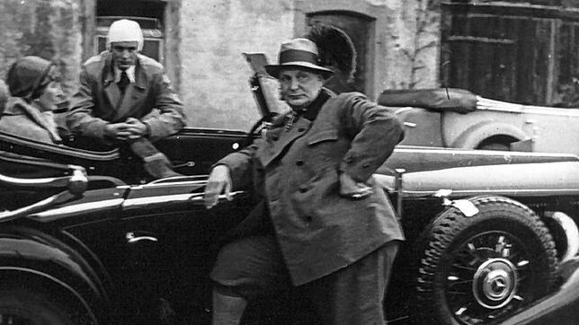 Hermann Göring vor einem Mercedes-Cabriolet, mit dem er zum Jagdrevier Rohrhof bei Hohentengen am Hochrhein fuhr. Links im Wagen seine ...