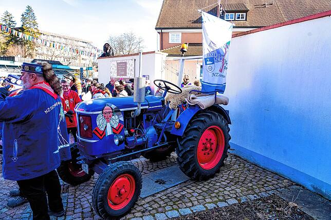 Bild 19: So wird der Narrenbaum am Samstag beim Narrentreffen in Bad Dürrheim aufgestellt!