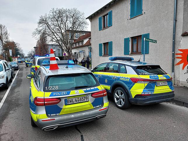 Mit mehreren Einsatzfahrzeuge sperren die Beamten die Gartenstraße ab.