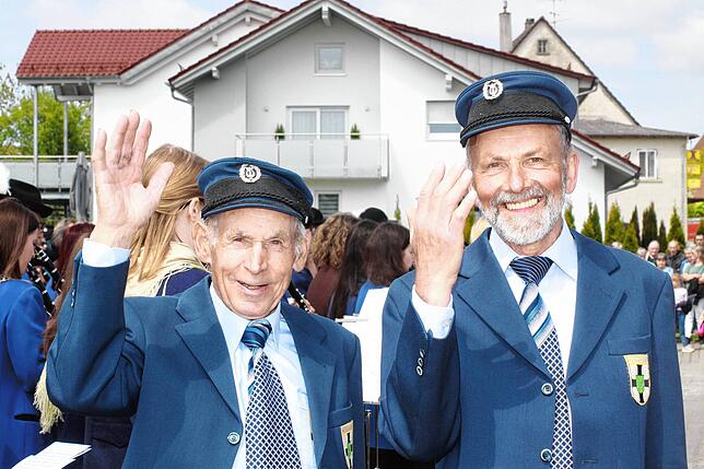 Bild 3: Gute Stimmung beim Jubiläumsumzug des Musikvereins Liggersdorf im Rahmen des Bezirksmusikfestes