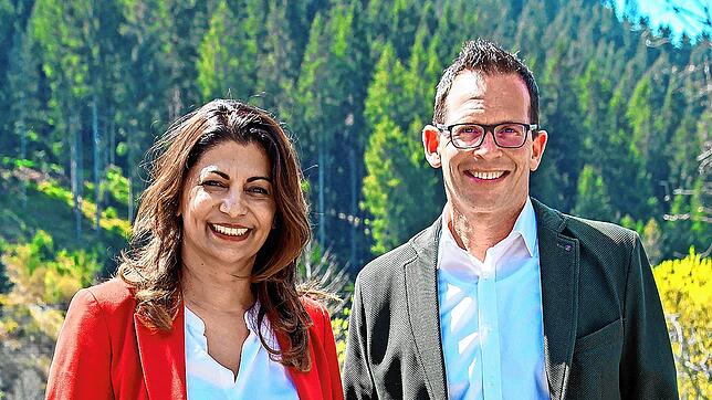Die SPD-Bundestagsabgeordnete Derya Türk-Nachbaur informiert sich bei Heiko Wehrle über Vöhrenbach. Foto: Stadt