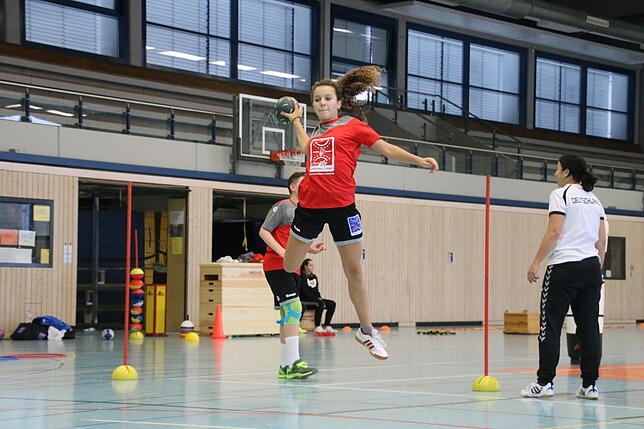 Der Absprung sitzt schon mal, doch findet der Wurf von Carolin Czioska auch den Weg ins Tor? Bei einem Handballcamp in den Herbstferien ...