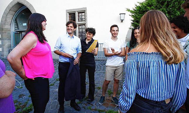 Nach der Auftaktveranstaltung kam OB-Kandidat Luigi Pantisano vor dem Konzil mit interessierten Besuchern ins Gespräch.
