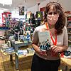 Für Ulrike Eppel, Filialleiterin des Buchladens Osiander in Villingen, ist Click & Collect eine Möglichkeit, um den Kontakt zu ihren ...