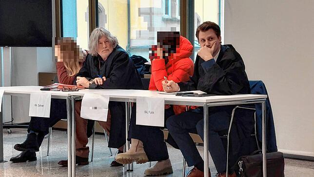 Die Rechtsanwälte Gerhard Zahner und Christian Funk (von links) warten mit ihren beiden Mandantinnen auf die Urteilsverkündung.