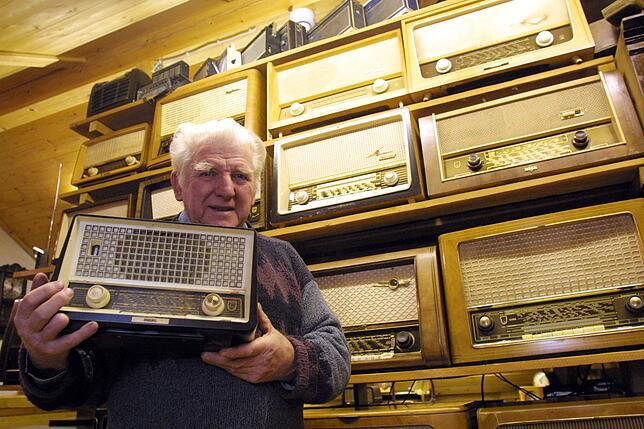 Müllmuseum in Bad Säckingen Erich Thomann, Gründer des Müllmuseums in Bad Säckingen, hält ein altes Radio in den Händen. Sämtliche Exponate hat Museumsleiter ...