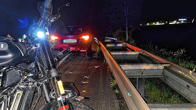Zu einem Serienunfall kommt es am Mittwochabend bei Dauchingen. Ein Motorradfahrer wird schwer verletzt.