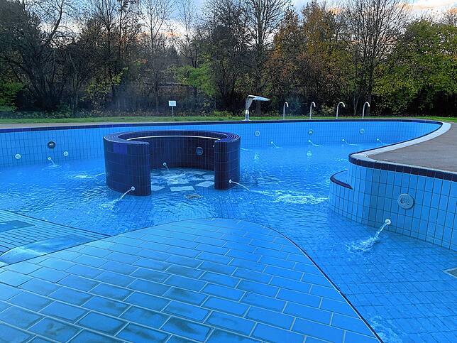 Die Becken füllen sich jetzt wieder mit warmem Wasser aus der 645 Meter tiefen Thermalquelle.