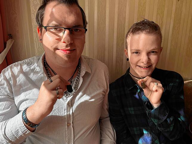 Bilal Heinzelmann (links) und sein Verlobter Keno Lughoffer zeigen ihre Partnerschaftskette.