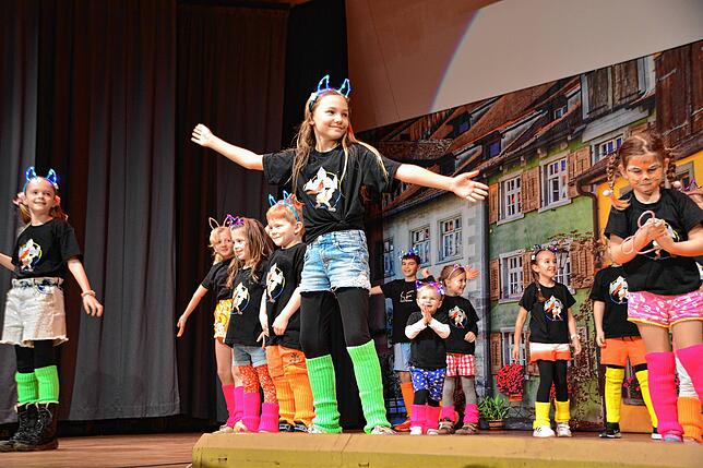 Der Narrensamen tanzte fröhlich zum Sommerhit &bdquo;Macarena&ldquo;.