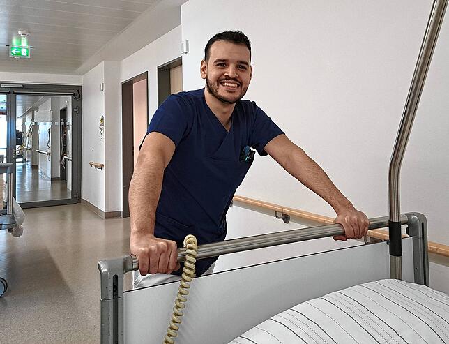 Auch Krankenbetten schieben gehört mal dazu: Krankenpfleger Guillermo Morales aus Mexiko hat große Freude an seiner Arbeit im Krankenhaus.