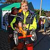 Martina Schmid aus Ravensburg ist zufällig auf den Flohmarkt geraten und gleich fündig geworden: Den Retroroller will sie Kindern auf ...