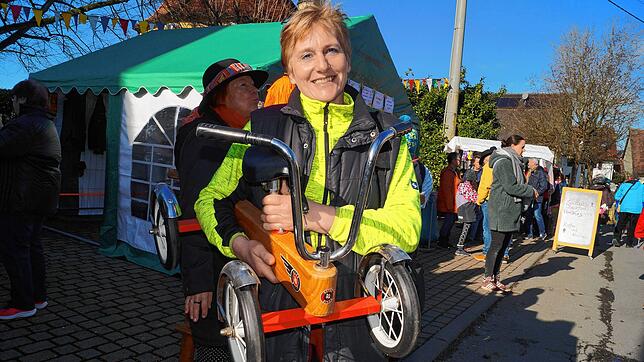 Martina Schmid aus Ravensburg ist zufällig auf den Flohmarkt geraten und gleich fündig geworden: Den Retroroller will sie Kindern auf ...