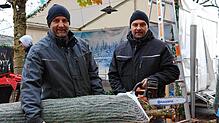 Thomas (links) und Stephan Vogt im Lammgarten. Hier laufen die Aufbauarbeiten für das Winterdorf, das am 15. November eröffnet.