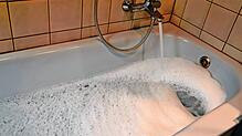 Ein entspannendes Wannenbad könnte sich künftig wegen kräftig gestiegener Gebühren vor allem beim Abwasser womöglich so mancher ...