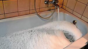 Ein entspannendes Wannenbad könnte sich künftig wegen kräftig gestiegener Gebühren vor allem beim Abwasser womöglich so mancher ...