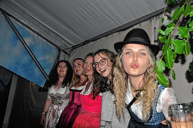 Bild 9: Vollgasstimmung war bei der Dirndl- und Lederhosenparty in Leimbach