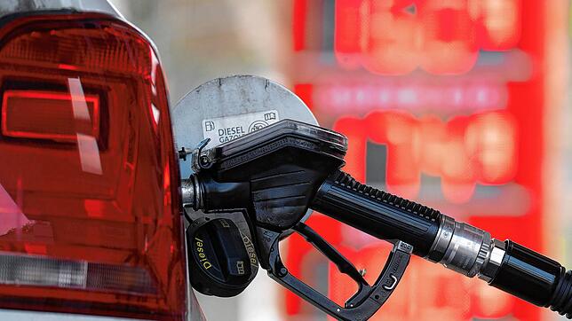 Wer in den Sommerferien mit dem Auto ins Ausland reist, kann beim Tanken sparen, wenn er auf der jeweils richtigen Seite der Grenze tankt.