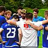 Bleibt am Ruder: Klaus Gallmann (Mitte) hat seine Trainertätigkeit beim Tabellenführer FC Erzingen bis Sommer 2023 verlängert.