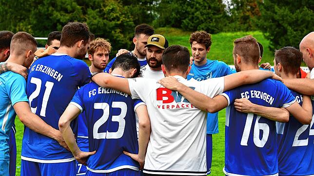 Bleibt am Ruder: Klaus Gallmann (Mitte) hat seine Trainertätigkeit beim Tabellenführer FC Erzingen bis Sommer 2023 verlängert.