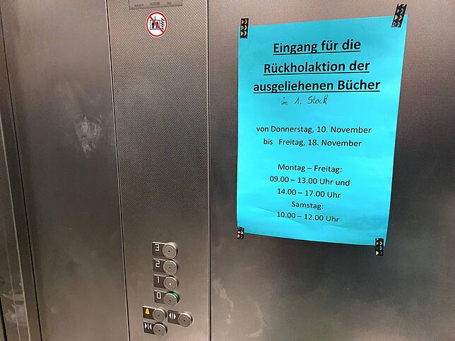 Ein blauer Zettel im neuen Außenlift des Kornhauses weist auf die Rückholaktion der ausgeliehenen Bücher hin.