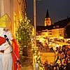 Zum Kloosemärt in Hüfingen gehört natürlich auch der Nikolaus dazu. Hier im Jahr 2014 hoch über dem vorweihnachtlichen Treiben.