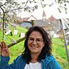 Wildkräuterpädagogin Alexandra Korndörfer unter einem Baum mit Kirschpflaumen in ihrem Garten im Tal in Tengen-Büßlingen. Sie kann viel ...