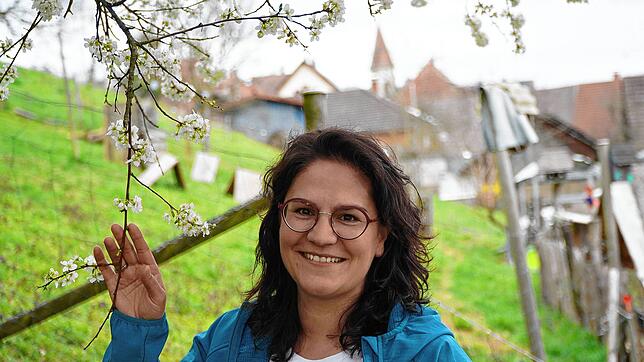 Wildkräuterpädagogin Alexandra Korndörfer unter einem Baum mit Kirschpflaumen in ihrem Garten im Tal in Tengen-Büßlingen. Sie kann viel ...